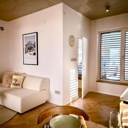 Luxusne Golf View S Nabijanim Ev Διαμέρισμα